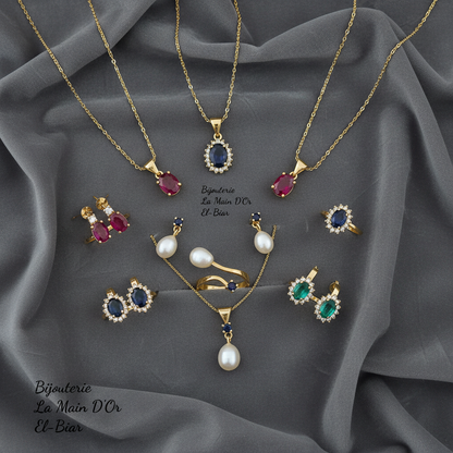 Bijoux de luxe sur velours gris